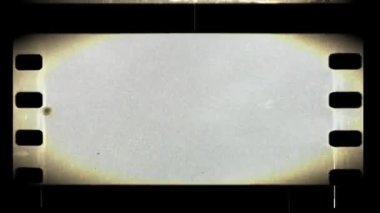 Çizikler ve ışık sızıntıları olan bir film şeridi.