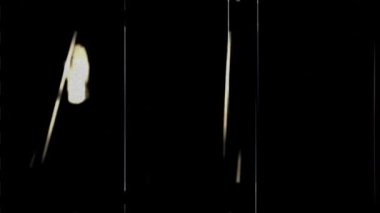 Çizikler ve ışık sızıntıları olan bir film şeridi.