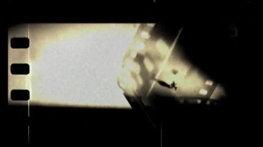 Çizikler ve ışık sızıntıları olan bir film şeridi.