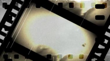 Çizikler ve ışık sızıntıları olan bir film şeridi.