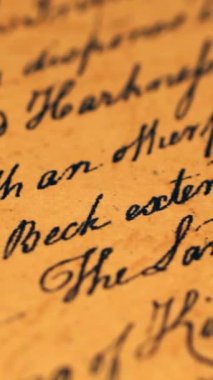 Grunge kağıt dikey video üzerindeki eski el yazmasını kapat