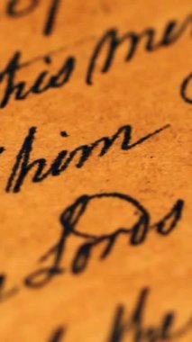 Grunge kağıt dikey video üzerindeki eski el yazmasını kapat