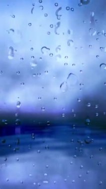 Pencere yüzeyindeki yağmur damlalarına karşı hızlandırılmış bulutlar dikey video