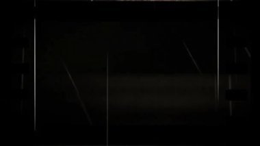 Çizikler ve ışık sızıntıları olan bir film şeridi.