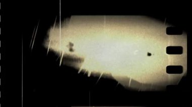 Çizikler ve ışık sızıntıları olan bir film şeridi.