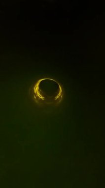 Renkli hipnotik fütüristik tünel dikey videosundan geçiyoruz.