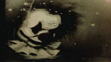 Televizyondaki çizikler ve tozla ürkütücü palyaço hatası.