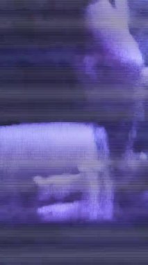 Eski Kötü Zarar görmüş Gerçek Vhs Teybi dikey video oynatıyor