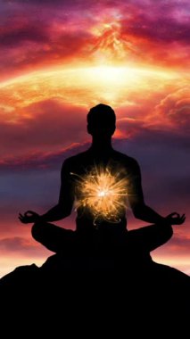 Nilüfer üzerinde meditasyon yapan bir adamın silüeti galaksinin önünde dikey arka plan videosunun önünde poz veriyor.
