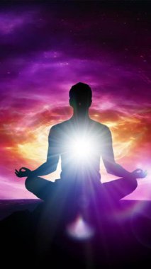 Nilüfer üzerinde meditasyon yapan bir adamın silüeti galaksinin önünde dikey arka plan videosunun önünde poz veriyor.