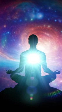 Nilüfer üzerinde meditasyon yapan bir adamın silüeti galaksinin önünde dikey arka plan videosunun önünde poz veriyor.
