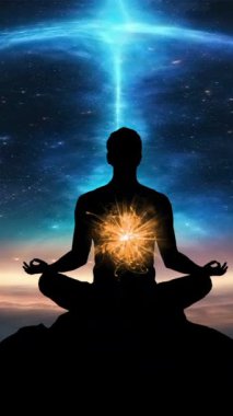 Nilüfer üzerinde meditasyon yapan bir adamın silüeti galaksinin önünde dikey arka plan videosunun önünde poz veriyor.