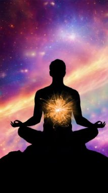 Nilüfer üzerinde meditasyon yapan bir adamın silüeti galaksinin önünde dikey arka plan videosunun önünde poz veriyor.