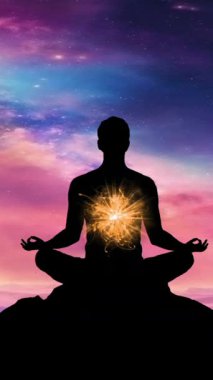 Nilüfer üzerinde meditasyon yapan bir adamın silüeti galaksinin önünde dikey arka plan videosunun önünde poz veriyor.