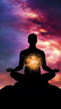 Nilüfer üzerinde meditasyon yapan bir adamın silüeti galaksinin önünde dikey arka plan videosunun önünde poz veriyor.