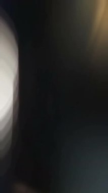 Ekrandaki dikey videoda Lens ve Işık Sızıntıları