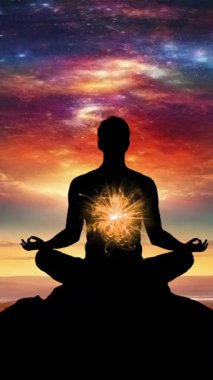 Nilüfer üzerinde meditasyon yapan bir adamın silüeti galaksi evrenine karşı dikey videoda poz veriyor.