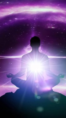 Nilüfer üzerinde meditasyon yapan bir adamın silüeti galaksi evrenine karşı dikey videoda poz veriyor.