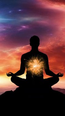 Nilüfer üzerinde meditasyon yapan bir adamın silüeti galaksi evrenine karşı dikey videoda poz veriyor.