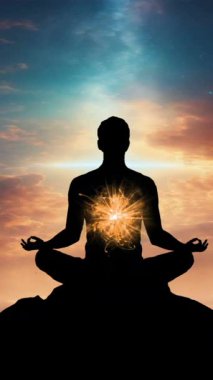 Dusk dikey video 'da Dusk Zirvesinde Yıldızlı Gece Gökyüzü Altında Huzurlu Meditasyon