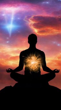 Dusk dikey video 'da Dusk Zirvesinde Yıldızlı Gece Gökyüzü Altında Huzurlu Meditasyon