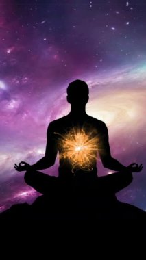 Dusk dikey video 'da Dusk Zirvesinde Yıldızlı Gece Gökyüzü Altında Huzurlu Meditasyon