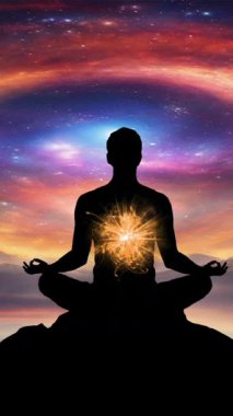 Dusk dikey video 'da Dusk Zirvesinde Yıldızlı Gece Gökyüzü Altında Huzurlu Meditasyon