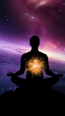 Dusk dikey video 'da Dusk Zirvesinde Yıldızlı Gece Gökyüzü Altında Huzurlu Meditasyon