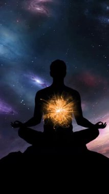 Dusk dikey video 'da Dusk Zirvesinde Yıldızlı Gece Gökyüzü Altında Huzurlu Meditasyon