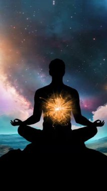Dusk dikey video 'da Dusk Zirvesinde Yıldızlı Gece Gökyüzü Altında Huzurlu Meditasyon