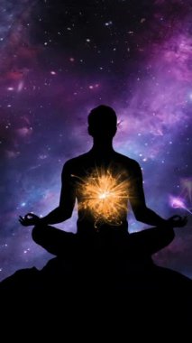 Dusk dikey video 'da Dusk Zirvesinde Yıldızlı Gece Gökyüzü Altında Huzurlu Meditasyon