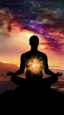 Dusk dikey video 'da Dusk Zirvesinde Yıldızlı Gece Gökyüzü Altında Huzurlu Meditasyon