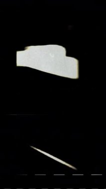 Çizikler ve ışık sızıntıları olan analog vinage film şeridi dikey video