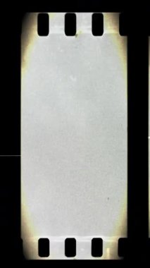 Çizikler ve ışık sızıntıları olan analog vinage film şeridi dikey video