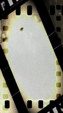Çizikler ve ışık sızıntıları olan analog vinage film şeridi dikey video