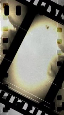 Çizikler ve ışık sızıntıları olan analog vinage film şeridi dikey video