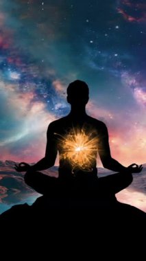 Yoga meditasyonundaki insan silueti, Hindu çakralarını enerji arka planındaki dikey videoya karşı vurguluyor