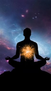 Yoga meditasyonundaki insan silueti, Hindu çakralarını enerji arka planındaki dikey videoya karşı vurguluyor