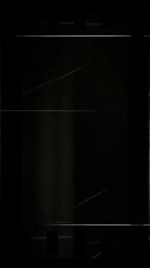 Çizikler ve ışık sızıntıları olan analog vinage film şeridi dikey video