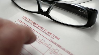 Sağlık sigortası talep formu üzerinde parmak şıklatma