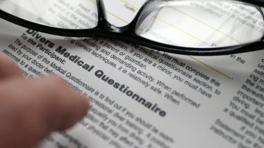Tıbbi anket formunda parmak şıklatma