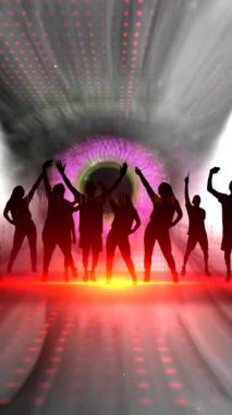 Fütürist Işık Gösterisi Ortamında Canlı Renklerle Grup Dansı dikey video
