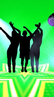 Yeşil ekranda dans eden siluetli insanlardan oluşan canlı bir kalabalık.