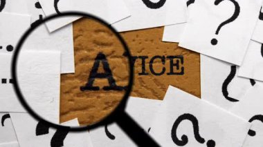 Soru İşaretleri ve Sözcükler Arasında Tavsiye Arayan Büyütme Camı