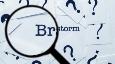 Soru İşaretleri ve Kelimeleri Arayan Beyin Fırtınası Arayan Büyüteç