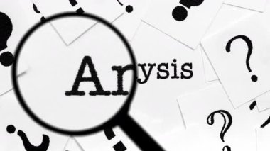 Soru İşaretleri ve Sözcükler Arasında Analiz Arayan Büyütme Camı