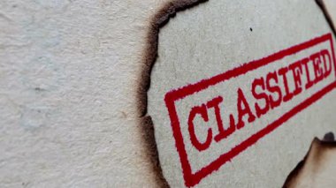 Yanmış bir kağıda basılmış sözcüğün yakın plan resmi.