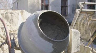 Kulübenin bölgesinde beton karıştırıcı, evde çimento karıştırmak için küçük taşınabilir makine. Çimento karışımı