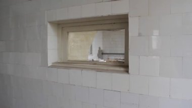 Terk edilmiş bir hastanenin eski ameliyathanesi.