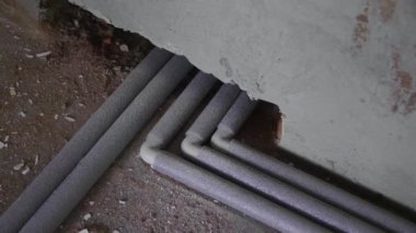 Yerde plastik su borusu var. Kapalı alanda yenileme çalışması